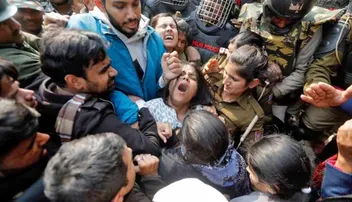 ୧୦ ଜାମିଆ ଛାତ୍ରୀ ହସ୍ପିଟାଲରେ ଭର୍ତ୍ତି, ଗୁପ୍ତାଙ୍ଗରେ ଲାଠି ମାଡ଼ ବାଜିଥିବା ଅଭିଯୋଗ