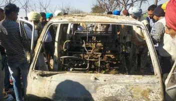 ସ୍କୁଲ ଭ୍ୟାନ୍‌ରେ ଜିଅନ୍ତା ଜଳିଗଲେ ୪ ଛାତ୍ର, ଏଲ୍‌ପିଜି କିଟ୍‌ ଯୋଗୁ ନିଆଁ ଲାଗିଥିବା ସନ୍ଦେହ