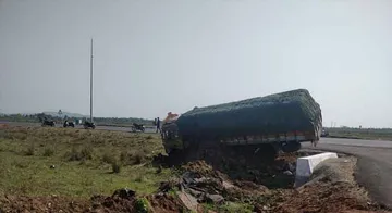 ମାଡ଼ିଗଲା ଟ୍ରକ୍‌; ଦମ୍ପତି ମୃତ