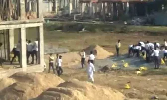 ବାଡ଼ି ଧରି ଧମକାଇଲେ ଶିକ୍ଷକ: ଘର ତିଆରି ପାଇଁ ବାଲି, ଇଟା ବୋହିଲେ ପିଲା