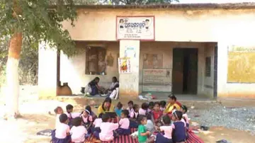 ଚାରି ବର୍ଷ ହେଲାଣି ସରିପାରୁନି ଅଙ୍ଗନବାଡ଼ି ଘର ନିର୍ମାଣ କାମ; ଗଛ ମୂଳେ ପାଠ ପଢ଼ୁଛନ୍ତି କୁନି କୁନି ଛୁଆ