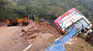 ଦୁର୍ଘଟଣାଗ୍ରସ୍ତ ବସ୍‌କୁ ଉଠାଇବାକୁ ଯାଇ ଓଲଟି ପଡ଼ିଲା କ୍ରେନ୍‌