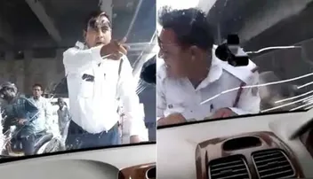 ଚଳନ୍ତା କାର୍‌ର ବନେଟ୍‌ ଉପରେ ଚଢ଼ିଗଲେ ଟ୍ରାଫିକ୍ ପୁଲିସ୍, ଭାଇରାଲ୍‌ ହେଉଛି ଭିଡିଓ