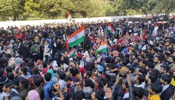 ଜାମିଆ ସାମ୍ନାରେ ଶୁଭିଲା ‘ଗୋଲି ମାରୋ ଶା......କୋ’ ନାରା, ୪୦ ଅଟକ