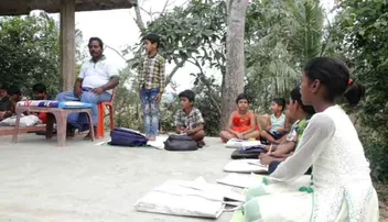 ଚାଟଶାଳୀ ପରମ୍ପରାକୁ ବଞ୍ଚାଇ ରଖିଛନ୍ତି କାଳନ୍ଦି ସାର୍‌