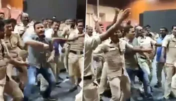 ଜୁମ୍ୱା ନାଚିଲେ ପୁଲିସ୍‌ କର୍ମଚାରୀ