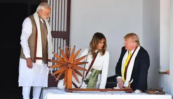 ଟ୍ରମ୍ପ-ମେଲାନିଆଙ୍କୁ ଚରଖା ବୁଲା ଶିଖାଇଲେ ମୋଦି, ଧନ୍ୟବାଦ ‘ଗ୍ରେଟ୍‌ ଫ୍ରେଣ୍ଡ’ ଲେଖିଲେ ଆମେରିକା ରାଷ୍ଟ୍ରପତି