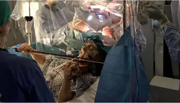 ମୁଣ୍ଡରେ ଟ୍ୟୁମର ଅପରେସନ୍‌ ବେଳେ ଭାଓଲିନ୍‌ ବଜାଇଲେ ରୋଗୀ, ଭିଡିଓ ଭାଇରାଲ୍‌