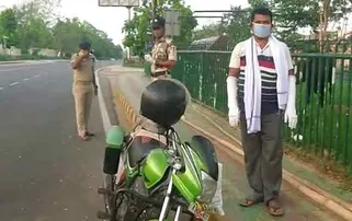 ରାଜଧାନୀରେ ପୁଲିସ୍‌ କର୍ମଚାରୀଙ୍କୁ ଚା’ ବାଣ୍ଟୁଛନ୍ତି ଧୀରେନ୍