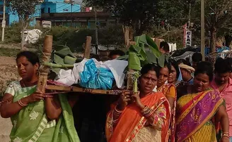 ମହିଳା ଦିବସରେ ଶବ କାନ୍ଧେଇ ଉଦାହରଣ ସୃଷ୍ଟି କଲେ ମହିଳା