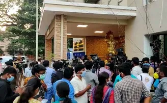 ମୁଖ୍ୟମନ୍ତ୍ରୀଙ୍କ ସାମ୍ବାଦିକ ସମ୍ମଳିନୀରେ ‘ସାମାଜିକ ଦୂରତା’କୁ ଫୁ’