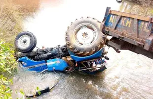 ନାଳ ଭିତରକୁ ପଶିଗଲା ଟ୍ରାକ୍ଟର