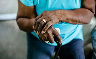 କରୋନାରୁ ରକ୍ଷା ପାଇଁ ବୟସ୍କ ବ୍ୟକ୍ତିଙ୍କ ଏପରି ଯତ୍ନ ନିଅନ୍ତୁ