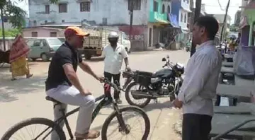ସାଇକେଲ୍‌ରେ ବୁଲି ଲୋକଙ୍କୁ ସଚେତନ କରୁଛନ୍ତି ଜିଲ୍ଲାପାଳ