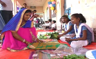 ବହି ଖାତା ନୁହେଁ, ହାଟ ଖୋଲି ଗଣିତ ଶିଖୁଛନ୍ତି ଛାତ୍ରଛାତ୍ରୀ