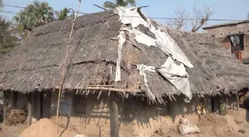 ଶୁଣୁ ନାହାନ୍ତି ପ୍ରଶାସନିକ ଅଧିକାରୀ; ଭଙ୍ଗା ଘରେ କଟୁଛି ଜୀବନ