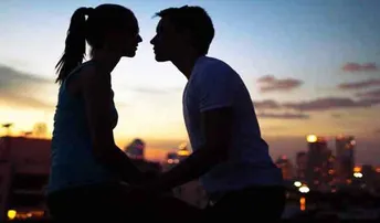 କରୋନା ! ପାର୍ଟନରକୁ କିସ୍‌ କରୁଥିଲେ ଫସିଯିବେ