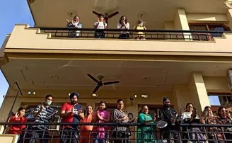 କରୋନା: ଘଣ୍ଟ, ଥାଳି ଏବଂ ତାଳି ବଜାଇ ଧନ୍ୟବାଦ ଜଣାଇଲେ