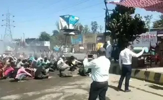 ଦାଦନ ଶ୍ରମିକଙ୍କ ଉପରେ ସ୍ପ୍ରେ କରାଇଲା ୟୁପି ପ୍ରଶାସନ, ମାନବିକତା ନେଇ ଲୋକେ ଉଠାଇଲେ ପ୍ରଶ୍ନ