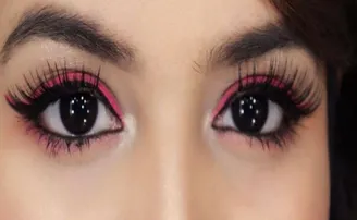 ଫ୍ୟାଶନରେ ପିଙ୍କ୍ ଆଇ ଲାଇନର୍