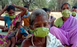 କରୋନା ମୁକାବିଲା ପାଇଁ ପତ୍ରରେ ମାସ୍କ ତିଆରି କଲେ ଜନଜାତି ଲୋକେ