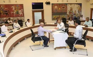 ହୋମ୍ କ୍ୱାରେଣ୍ଟାଇନ୍ ନିୟମ ଭାଙ୍ଗିଲେ ଆଇଏଏସ୍ ଭିନିଲ କ୍ରିଷ୍ଣା, କାହିଁକି ରୁଜୁ ହେବନି ମାମଲା?