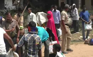 ହାଟରେ ଲୋକ ହାଉଯାଉ, ଅମାନିଆଙ୍କ ପାଇଁ ଲାଠି ଧରିଲେ ଜିଲ୍ଲାପାଳ