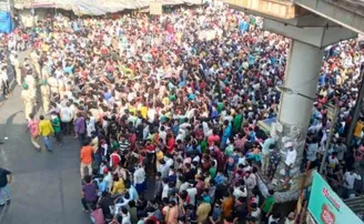 ରାସ୍ତାକୁ ମାଡ଼ି ଆସିଲେ ପ୍ରବାସୀ ଶ୍ରମିକ, ଘରକୁ ଫେରିବାକୁ ଜମାଇଲେ ଭିଡ଼