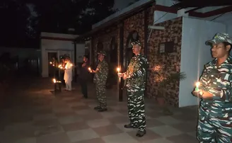 ସୁରକ୍ଷା କର୍ମୀଙ୍କ ସହ ଦୀପ ଜାଳିଲେ ନନା, କହିଲେ ଜୟ ଜଗନ୍ନାଥ