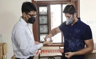 ଅରିନ୍ଦମ ଦେଲେ ୫୦୦ ବୋତଲ ହ୍ୟାଣ୍ଡ ସାନିଟାଇଜର