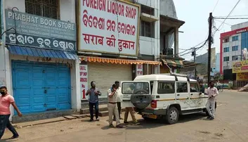 ଅବକାରୀ ଅଧିକାରୀଙ୍କ ଗାଡ଼ିରେ ହେଉଛି ମଦ ଚାଲାଣ