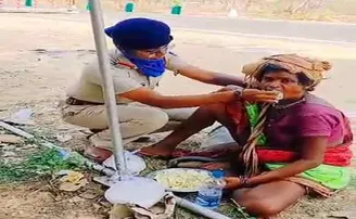 ଖାକି ପୋଷାକ ତଳେ ବି ରହିଛି ଦରଦୀ ହୃଦୟ; ନିଜ ଖାଦ୍ୟକୁ ଅସହାୟ ବୃଦ୍ଧାଙ୍କୁ ଖୁଆଇଲେ ମହିଳା ଅଧିକାରୀ  