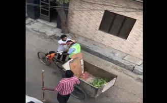 କରୋନା: ସଫେଇ କର୍ମଚାରୀଙ୍କ ଉପରେ ଫୁଲ ପକାଇଲେ ଲୋକେ