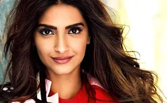 ବୁଲା ପଶୁମାନଙ୍କୁ ଖାଦ୍ୟ ଦେବାକୁ ଆଗେଇ ଆସିଲେ ସୋନମ୍