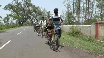 ‘ଭୋକ, ଉପାସ ସହି ହେଲାନି, ସାଇକେଲରେ ୨୪୦୦ କିମି ପଳାଇ ଆସିଲୁ’