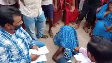 ନ୍ୟାୟ ପାଇଁ ବିଡିଓଙ୍କ ଗୋଡ଼ ତଳେ ପଡ଼ିଲେ ମହିଳା