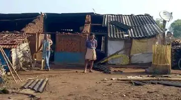 କାଳବୈଶାଖୀର ତାଣ୍ଡବ; ଉପୁଡ଼ିଲା ଗଛ, ଉଡ଼ିଲା ଘର ଛପର