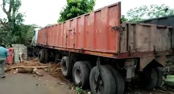 ଘର ଉପରକୁ ମାଡ଼ିଗଲା ଟ୍ରକ୍‌