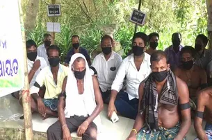 ମୁହଁ ଓ ହାତରେ କଳା ପଟି ବାନ୍ଧି ଚାଷୀଙ୍କ ନିରବ ପ୍ରତିବାଦ