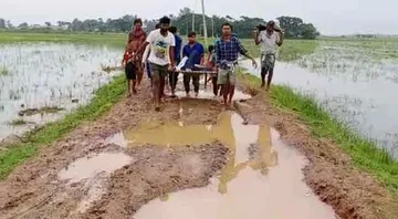 ଖଟିଆରେ ବୁହା ହେଲେ ରୋଗୀ