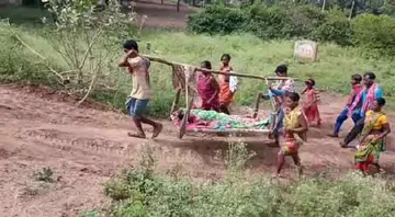 ଖଟିଆରେ ଯାଉ ଯାଉ ରାସ୍ତାରେ ପ୍ରସବ କଲେ ମହିଳା