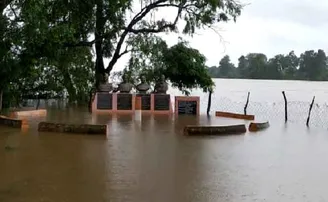 ୫ ଦିନ ହେଲା ଚାଲିଛି ବର୍ଷା: ବିଭିନ୍ନ ଅଞ୍ଚଳକୁ ଯୋଗାଯୋଗ ବିଚ୍ଛିନ୍ନ