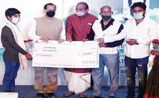 ମ୍ୟାଟ୍ରିକ୍ ଟପ୍ପରଙ୍କୁ ୧ ଲକ୍ଷ ଟଙ୍କାର ବୃତ୍ତି ଦେଲେ ଏନଆରଆଇ