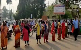 ଜମି ବିବାଦରୁ ଉତ୍ତେଜନା, ରାସ୍ତାକୁ ଓହ୍ଲାଇଲେ ମହିଳା