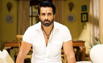 ଦୁର୍ଗା ପୂଜା ମଣ୍ଡପରେ ଶ୍ରମିକଙ୍କ ଦେବଦୂତ ସୋନୁଙ୍କ ପ୍ରତିମୂର୍ତ୍ତି