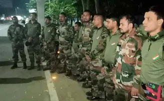 ଏୟାରପୋର୍ଟରେ ଆର୍ମି ପୋଷାକ ପିନ୍ଧି ବୁଲୁଥିବା ୧୧ ଯୁବକ ଗିରଫ