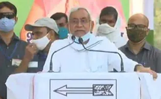 ଭାଷଣ ଦେଉଥିବା ବେଳେ ନୀତୀଶ କୁମାରଙ୍କୁ ପଥର ମାଡ଼