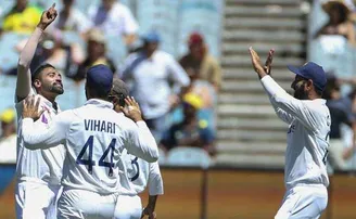 ବ୍ୟାକଫୁଟ୍‌ରେ ଅଷ୍ଟ୍ରେଲିଆ, ଟେଷ୍ଟରେ ପ୍ରଥମ ୱିକେଟ ଦଖଲ କଲେ ସିରାଜ