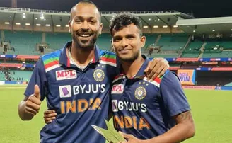 ନଟରାଜନଙ୍କୁ ନିଜର ମ୍ୟାନ ଅଫ ଦି ସିରିଜ ଟ୍ରଫି ଦେଇଦେଲେ ପାଣ୍ଡ୍ୟା