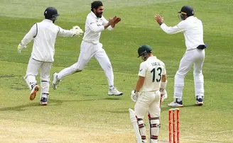 ଅଷ୍ଟ୍ରେଲିଆର ପୁଣି ବ୍ୟାଟିଂ ବିପର୍ଯ୍ୟୟ, ଇନିଂସ୍ ପରାଜୟ ଏଡାଇବାକୁ ସଂଘର୍ଷ